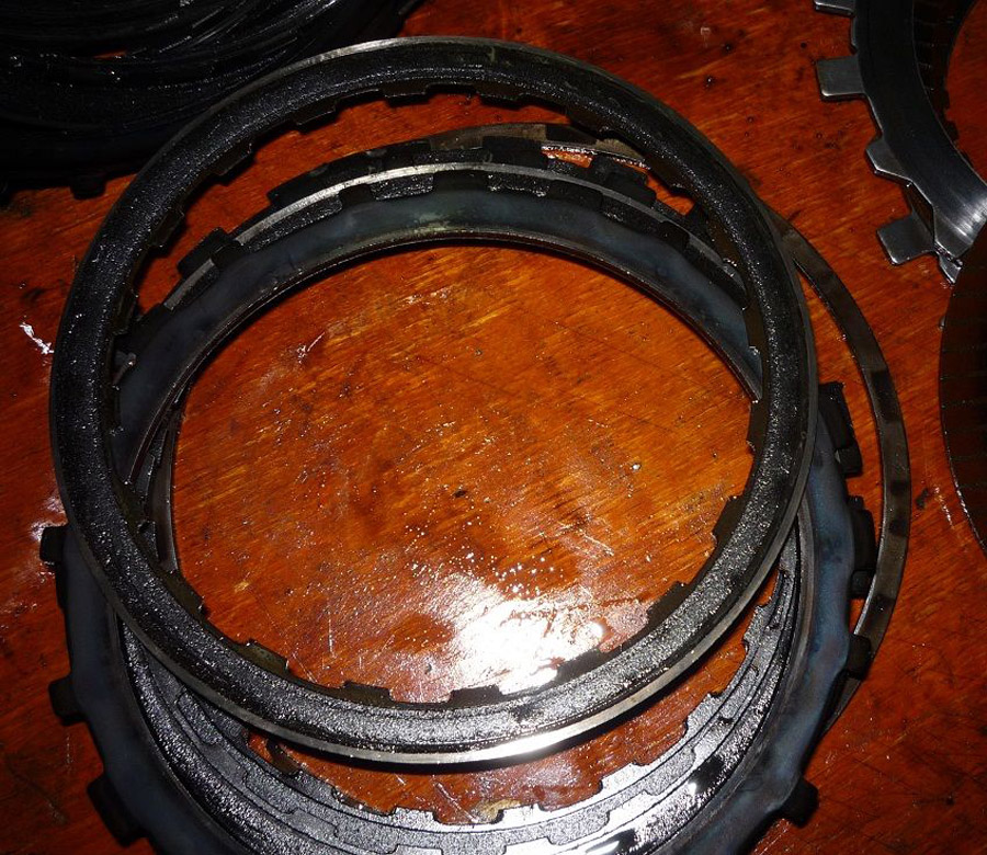 горелое моторное масло. стружка в поддоне двигателя. подгоревшее масло. цвет масла в коробке. горелое масло.